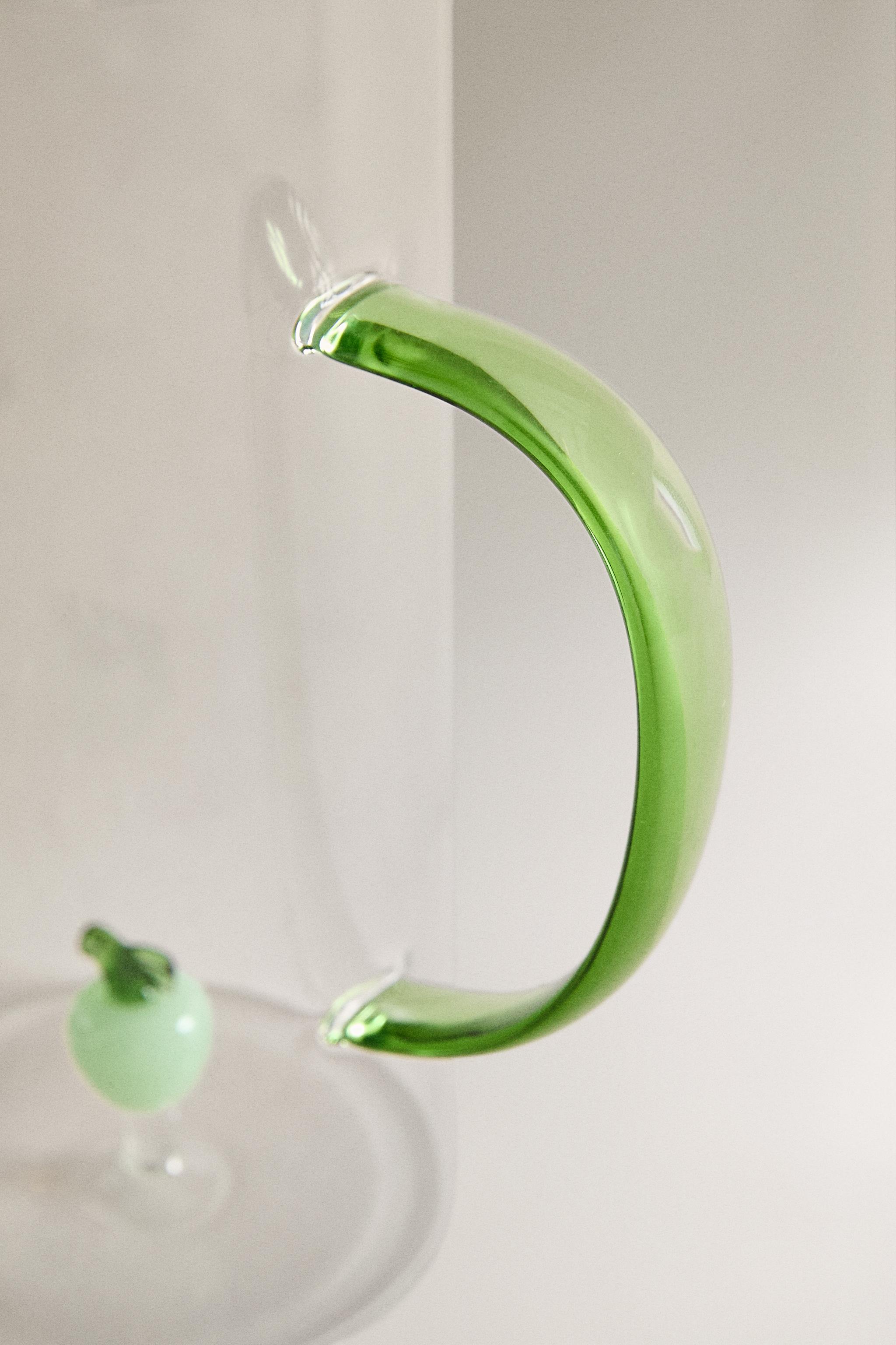 GLASS PITCHER WITH HANDLE AND APPLE DETAIL